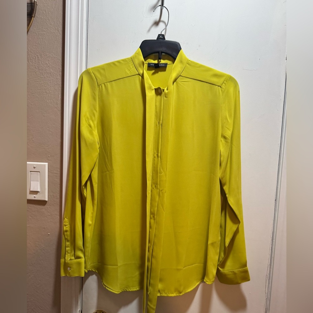 Preowned Banana Republic Women's Long Sleeve Tie Neck Blouse in Size Medium